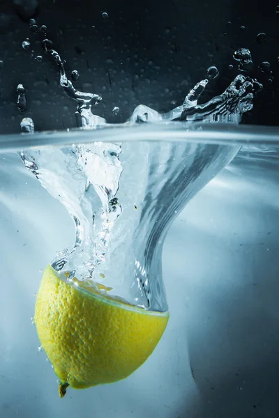 Limonlu suya düşüyor.