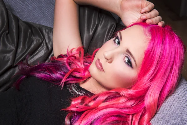 Das junge Mädchen mit den rosa Haaren — Stockfoto
