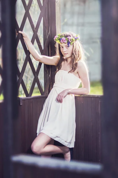 Hermosa chica con corona de flores —  Fotos de Stock