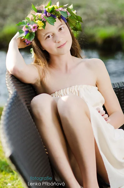 화환을 든 아름다운 소녀 — 스톡 사진