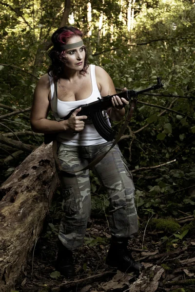 Jovem mulher com arma — Fotografia de Stock