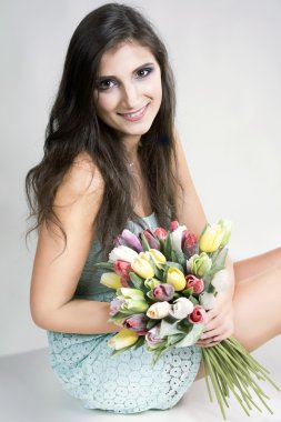 Plastik Lale ile genç kız