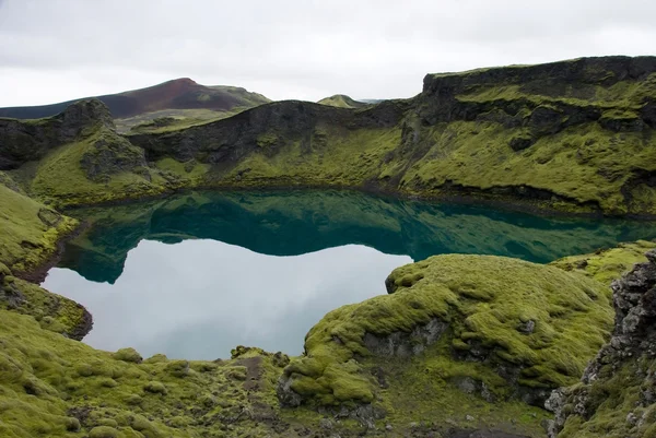 火山湖 Tjarnargigur - アイスランド — ストック写真