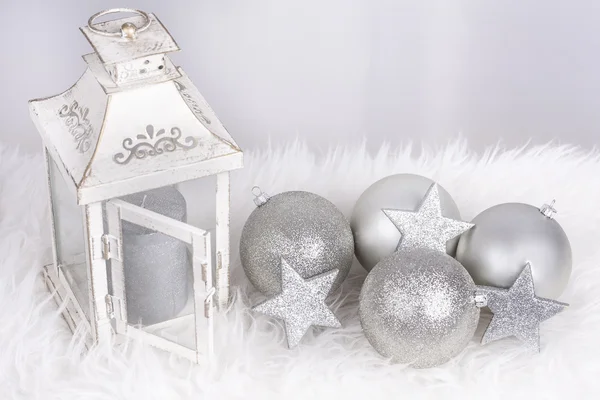 Noel lamba ve gümüş dekorasyon — Stok fotoğraf