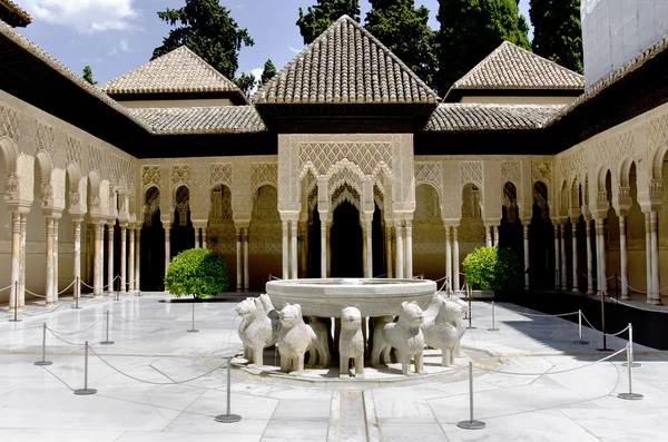 Fuente de leones en el palacio de la Alhambra — Foto de Stock