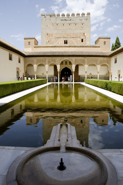 Pallacios Nazaries в Гранаде, Испания - Alhambra - бассейн с водой
