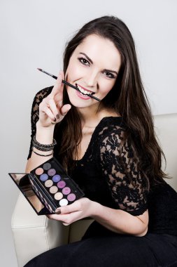 Göz farı ve fırça ile güzel kız