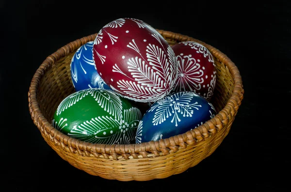Velikonoce - barevné vejce v míse — Stock fotografie