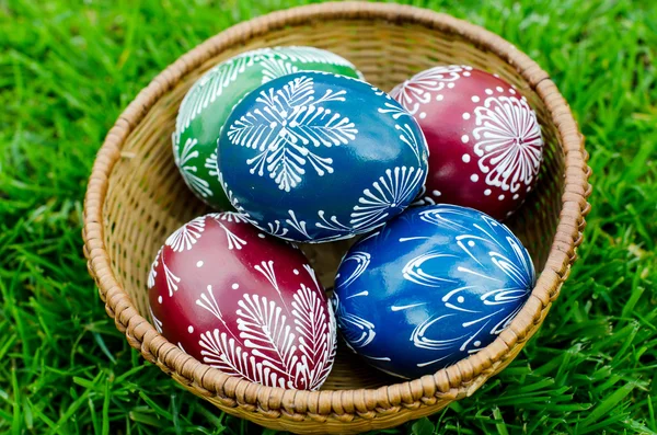 Paskalya - renkli yumurta bir kase — Stok fotoğraf
