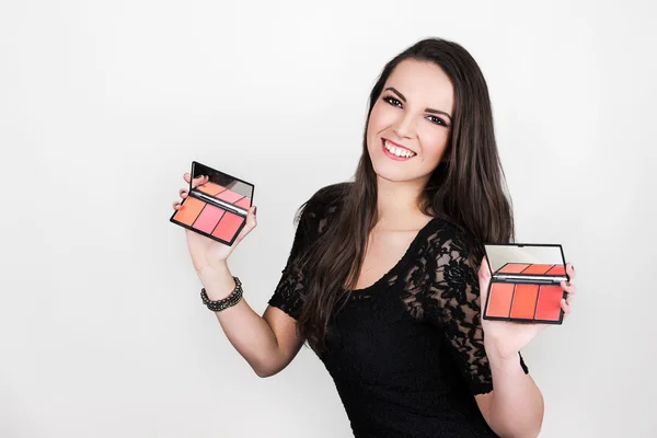 Fille tenant la palette de blush — Photo