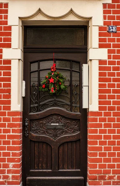 Ghirlanda Natale Appesa Una Porta Legno Marrone Una Casa Mattoni — Foto Stock