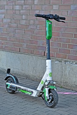 COLOGNE, GERMANY, 21 Şubat 2021: E-Scooter şehirde kiralık, Köln.