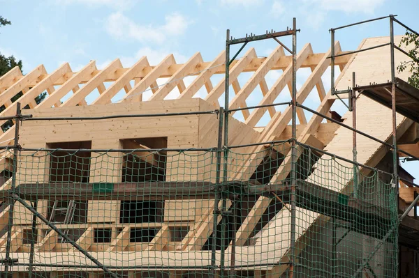 Almanya 'da bir evin çatı inşaatı.