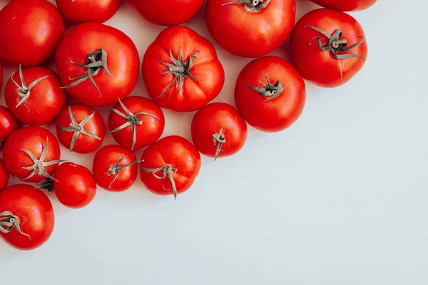 Dojrzałe Pomidory Różnej Wielkości Białym Tle Przestrzenią Kopiowania Warzywa Ekologiczne — Zdjęcie stockowe