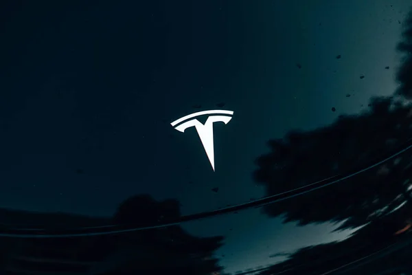 Großaufnahme Tesla Motors Logo Auf Schwarzem Elektroauto — Stockfoto