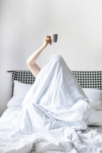 Jovem Com Xícara Café Chá Sentado Cama Sob Cobertor Quarto — Fotografia de Stock