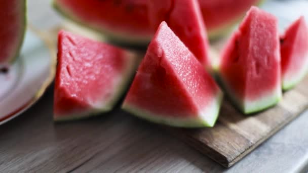 Wassermelonenscheiben auf Schneidebrett in der Küche — Stockvideo