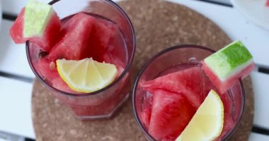 Beyaz masa arkasında limonlu karpuz kokteyli. Limonlu sağlıklı karpuz içeceği.