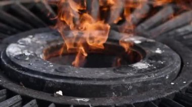 Bilinmeyen askerin mezarındaki ebedi alev anıtı yavaş hareket ediyor..