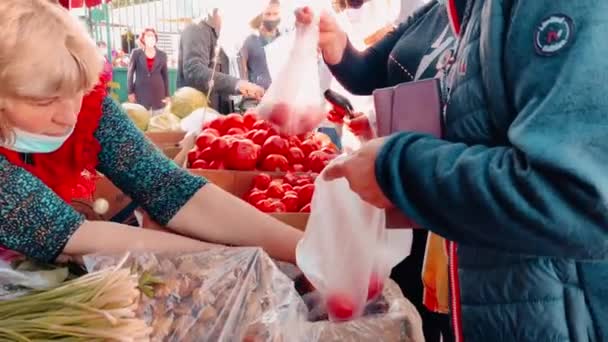 Menschen mit medizinischer Einmalmaske kaufen bei Ausbruch der Coronavirus-Lungenentzündung im Supermarkt — Stockvideo