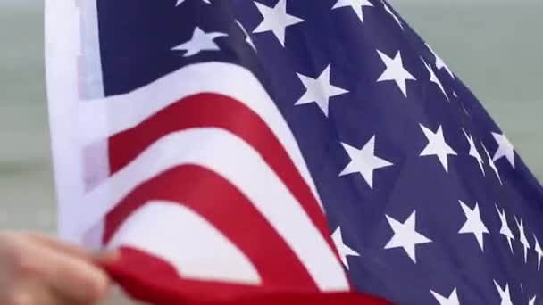 Primo piano della bandiera americana increspata USA. Festa nazionale americana di Giorno d'indipendenza, Giorno di bandiera, Giorno commemorativo, Giorno dei veterani — Video Stock