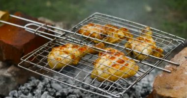 Açık ateşte mis kokulu tavuk bacağı. Altın hamurlu tavuk eti.