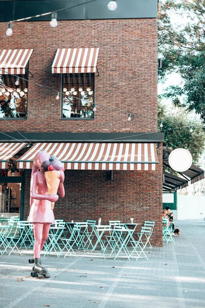 Straßencafé Gebäude Mit Leeren Tischen Und Stühlen Mintfarbe Der Sommersaison — Stockfoto