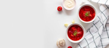 Geleneksel Ukrayna pancar çorbası ve taze yeşil dereotu. Rus pancar çorbası, domates, ekşi krema ve mantar dolu beyaz arka planda fotokopi alanı..