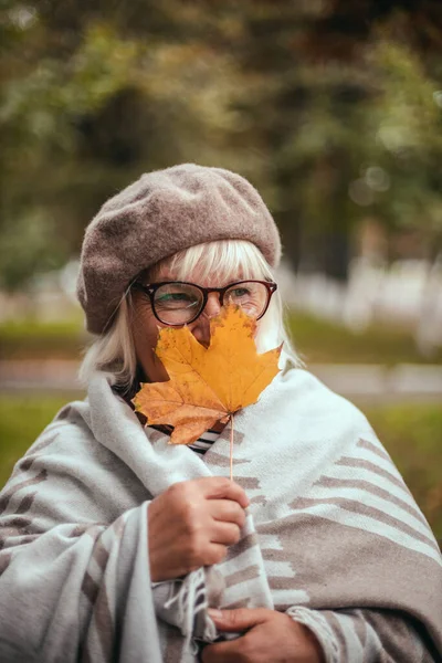 Szépség romantikus nő élvezi a természet gazdaság levelek a szabadban — Stock Fotó