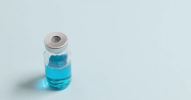 Coronavirus aşı geliştirme virüsü panzehiri. Aşıyla doktor, aşı ilacıyla. Sağlık ve tıbbi kavramlar.