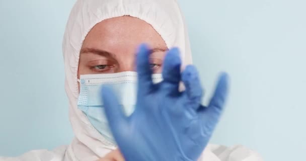 여성 의사나 과학자는 코로나 바이러스가 유행하는 동안 병원이나 실험실에서 개인 보호 장비를 착용 한다. — 비디오