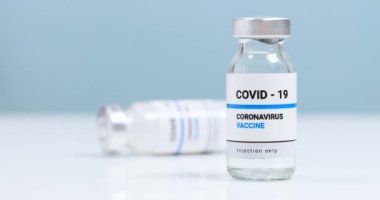 Doktor ya da bulaşıcı hastalık bilimadamı ilaç şişesi alıyor. Enjeksiyon için Covid-19 Coronavirus aşı şişesi. Hastalıklar için yeni tedavi araştırmaları ve geliştirmeleri
