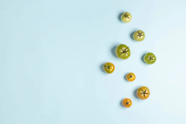 Tomates Verdes Frescos Sobre Fondo Azul Con Espacio Copia Vista — Foto de Stock