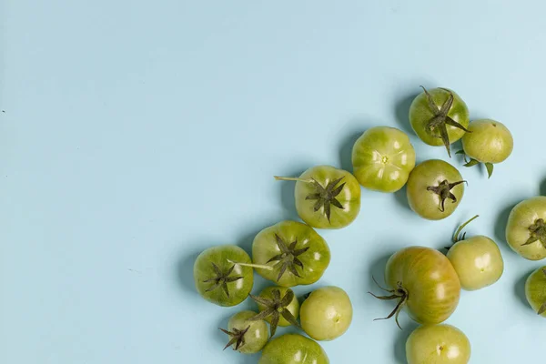 Tomates Verdes Frescos Diferentes Tamaños Amontonan Sobre Fondo Azul Con — Foto de Stock