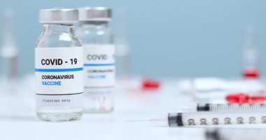 Coronavirus Sars-Cov-2 aşısı ve şırınga enjeksiyonu laboratuvarda. Hastalıklar için yeni tedavi araştırmaları ve geliştirmeleri