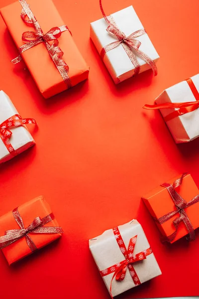 Caja Regalo Artesanal Con Cinta Roja Sobre Fondo Rojo Navidad — Foto de Stock