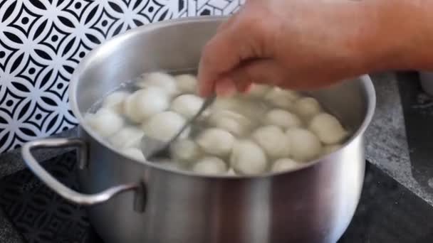 Sluiten van knoedels met kokend water in de pan. Thuis koken — Stockvideo