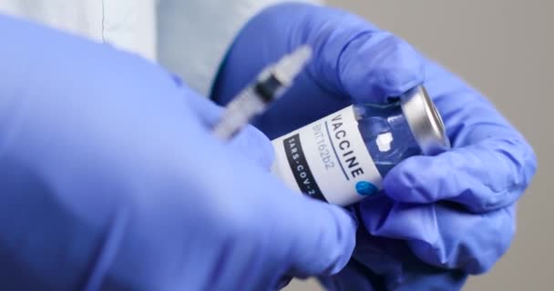 Одесса, Украина - 9 декабря 2020 г.: Новая коронавирусная бутылка с вакциной против ковируса-19 в руках ученого-фармацевта и исследователя вакцин в лаборатории — стоковое видео