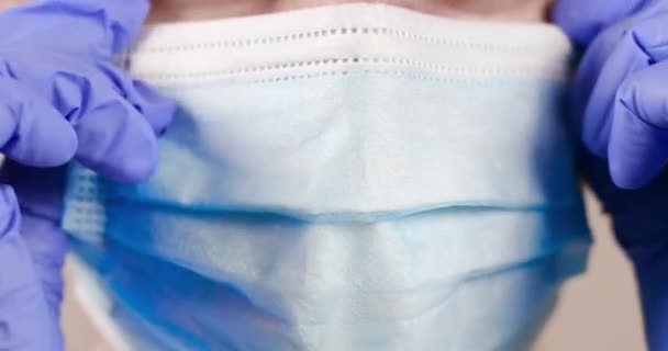 코로나 바이러스 대유행 당시 연구소에서 여성의 얼굴을 가까이서 찍은 사진은 의료용 마스크를 착용하고 있었다.. — 비디오