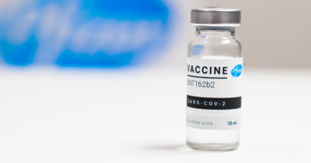 Одесса, Украина - 9 декабря 2020 года: Новая вакцина флакон, разработанный США Pfizer и BioNTechcompany безопасно вводить против пандемии коронавируса — стоковое видео