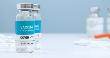 Coronavirus covid-19 deneysel aşı şişesi ve şırınga laboratuara enjekte edilecek. Hastalıklar için yeni tedavi araştırmaları ve geliştirmeleri