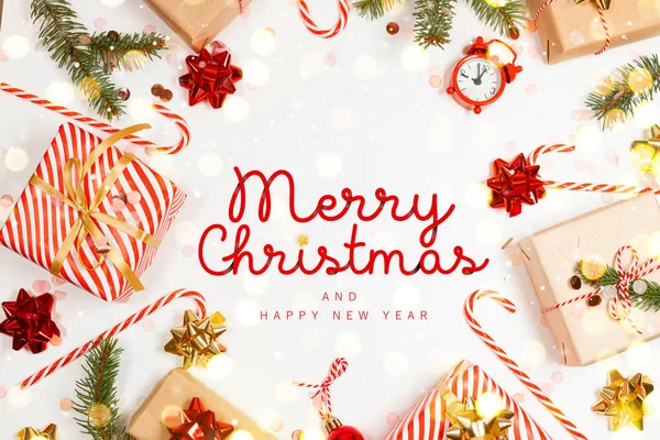 Vrolijk Kerstkaartje Met Geschenkdozen Gouden Linten Licht Dennentak Suikerriet Vrolijke — Stockfoto