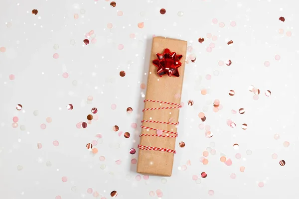 Christmas Gift Box Gold Bow Golden Confetti Lights White Horizontal — Stock Photo, Image