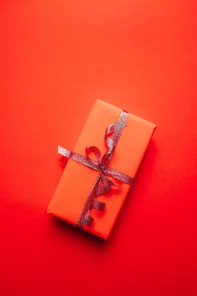Caja Regalo Envuelta Papel Rojo Con Lazo Cinta Dorada Sobre — Foto de Stock