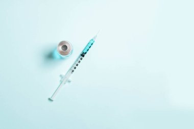 İzole edilmiş mavi bir arka planda mavi ilaç sıvısı olan şırıngalar. Aşı, bağışıklık veya kozmetoloji kavramı