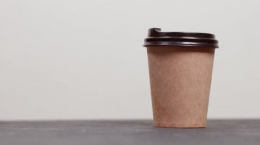 Kafkas kadın eli sabahları enerji yüklemek için plastik kapaklı kağıt el işi camlar alır. Kapat, boşluğu kopyala
