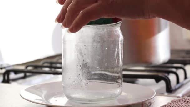 Vrouwelijke hand giet pekel en marinaat of gefermenteerde champignons in glazen pot. Armillaria mellea — Stockvideo