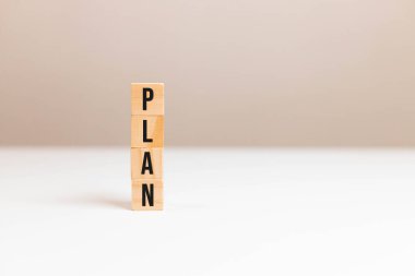 Ahşap küp bloğu ve masa arkasında 2021 plan metni. Yol, hızlı çözüm, fikir, hayal gücü, kavram, yapı, iş, kavram yaratmak