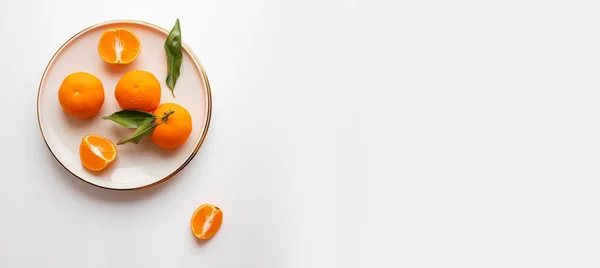 Frutos Frescos Mandarina Clementina Sobre Plato Beige Con Borde Dorado — Foto de Stock