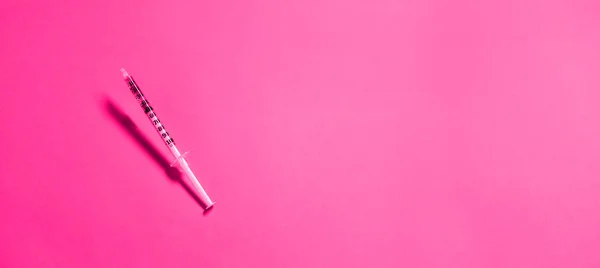 Medicinsk Spruta Med Vass Nål Luften Över Minimalistisk Rosa Bakgrund — Stockfoto